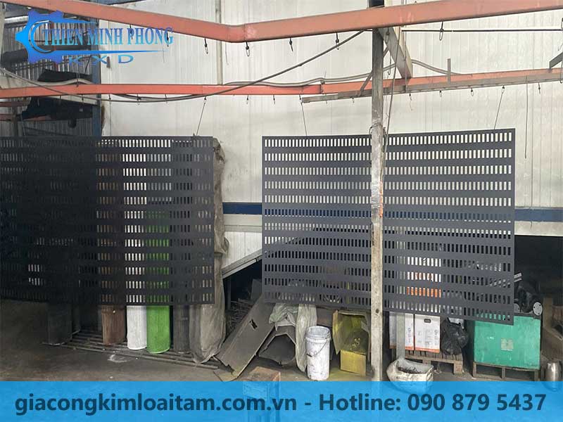 tam-duc-lo-cnc-trung-bay-showroom-gach-men-tinh-te-sang-trong-tao-an-tuong-manh-me-thien-minh-phong