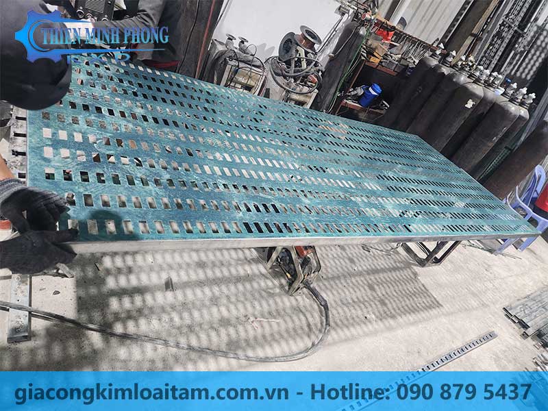 Mua lưới kim loại treo gạch men tại Long An