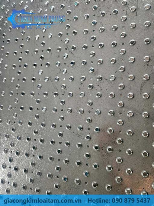 Tấm Kim Loại Dập Gân 3D Có Lỗ Thoát Nước – Chống Trượt Tối Ưu, Thoát Nước Nhanh Chóng - Hình ảnh 2