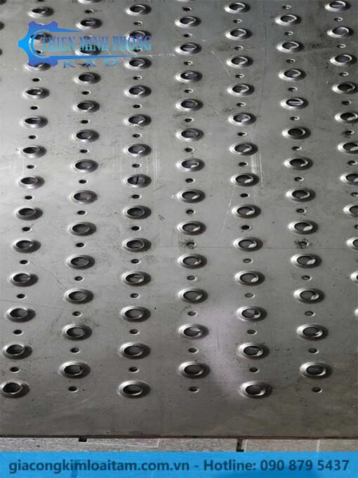 Tấm Kim Loại Dập Gân 3D Có Lỗ Thoát Nước – Chống Trượt Tối Ưu, Thoát Nước Nhanh Chóng - Hình ảnh 3