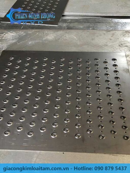 Tấm Kim Loại Dập Gân 3D Có Lỗ Thoát Nước – Chống Trượt Tối Ưu, Thoát Nước Nhanh Chóng