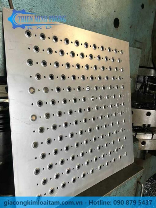 Tấm Kim Loại Dập Gân 3D Có Lỗ Thoát Nước – Chống Trượt Tối Ưu, Thoát Nước Nhanh Chóng - Hình ảnh 5