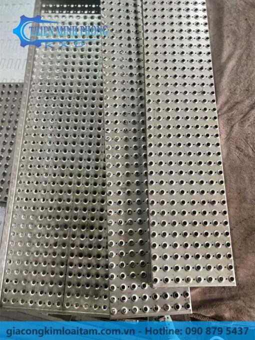 Tấm Kim Loại Dập Gân 3D Có Lỗ Thoát Nước – Chống Trượt Tối Ưu, Thoát Nước Nhanh Chóng - Hình ảnh 7