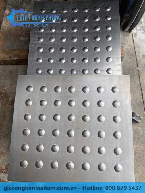 Tấm Kim Loại Dập Gân Tròn – Chống Trượt Hiệu Quả, Độ Bền Cao