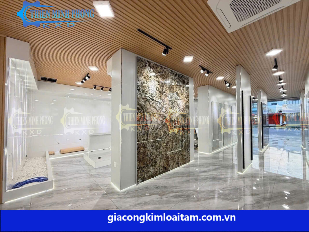 Giải Pháp Kệ Trưng Bày Đẳng Cấp Từ Gia Công Kim Loại Tấm Theo Yêu Cầu